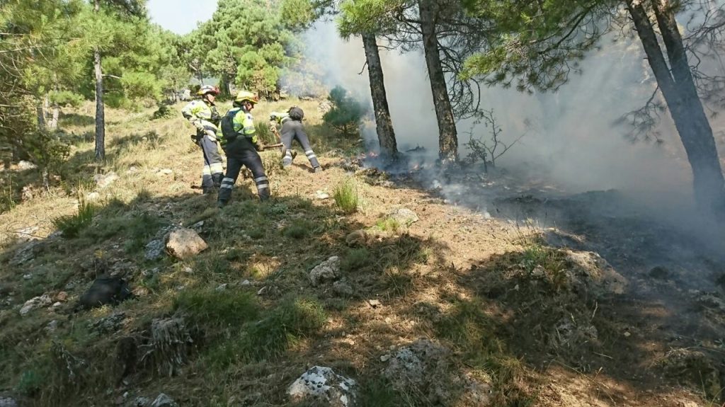 Brigada helitransportada dispositivo Infocam en tareas de extinción de un incendio forestal